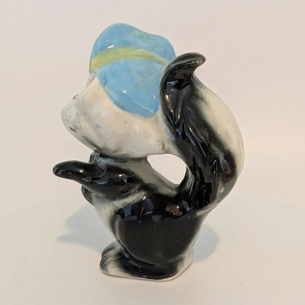 Vintage Skunk Couple Salt And Pepper Shakers Anthropomorphic Hats Japan‎